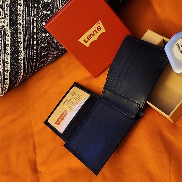 NWT/B Mens Levi's Mens Wallet. - Picture 4 of 14